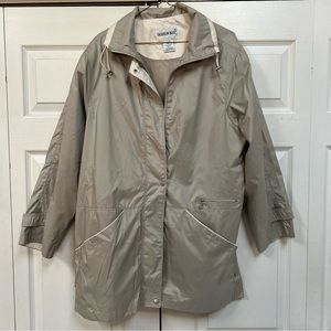 Fashion bug Women’s Rain Jacket Size 14-16 W full Zipper